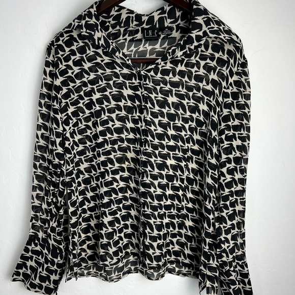 Leaf pattern design Long sleeve button 100% silk weight top byINC Top Si… - Picture 3 of 5